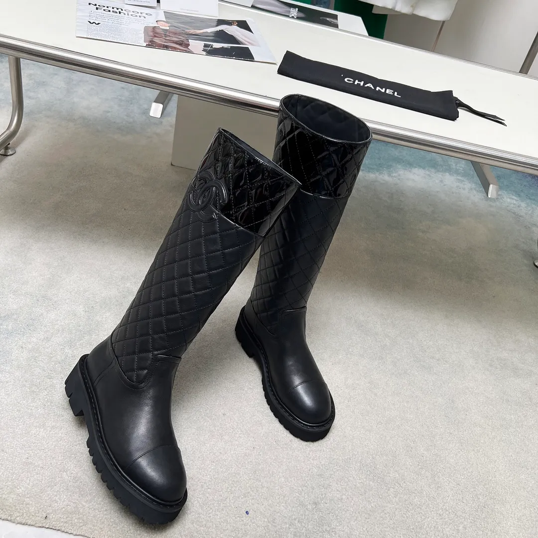 👟👟Ex-factory price 940👟👟 High version of Chanel CHANEL, 🌞🌞🌞Xiaoxiang 2024b autumn and winter counter’s latest short boots, a must-have item for this autumn and winter! ! Ms. Chanel loves simple yet irresistible combinations to show her unique style. Mix and match freely to shine⚡Follow Grandma’s fashion steps! ! ! The top-notch craftsmanship and texture are perfectly presented. No matter any details, you can compare them with the counters. The best quality products can be entered and exited from the counters at will! ! ❶Fabric: Imported cowhide➕Patent leather➕Electric embroidered rhombus ❷Inner lining: Imported sheepskin➕cowhide ❸Foot pads: Imported cowhide lining ❹Outsole: Original molded sole ❺Heel height: 5cm ❻Boot shaft height: 14.5 inches ❼Number: 35-40 (40 and 41 are customized and non-refundable)